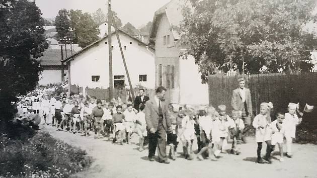 Po druhé světové válce bylo v Národní frontě dohodnuto sjednocení tělovýchovy, které nevydrželo ani rok. Na fotografii je průvod na společné veřejné cvičení na Panských lukách v roce 1945.