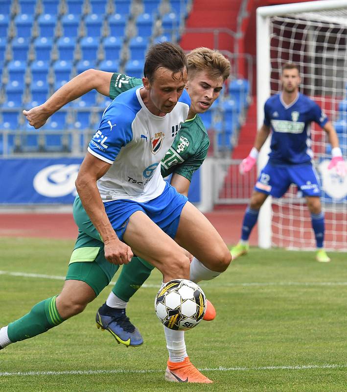 Fotbalisté Baníku Ostrava (v bílém) v generálce proti Karviné.