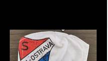 Fanoušci Baníku Ostrava nosí roušky s logem ostravského fotbalového týmu.