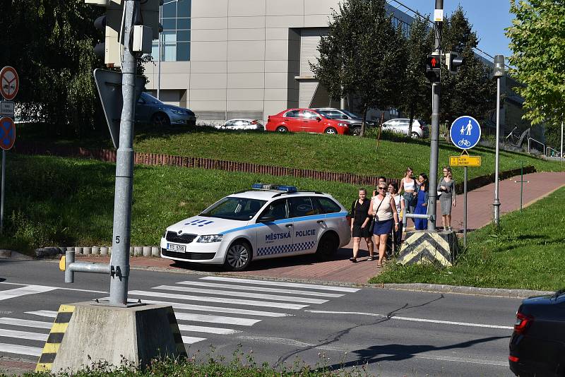 Kvůli nalezené letecké pumě z 2. světové války muselo být v Ostravě-Porubě evakuováno na tisíc lidí. Policie a strážníci uzavřeli kruh o poloměru 600 metrů od nálezu bomby.