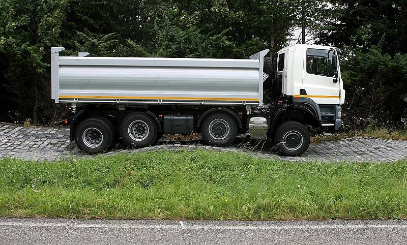 Tatra Phoenix – nový nákladní automobil kopřivnické automobilky. V těžkém terénu se cítí jako ryba ve vodě, nevadí mu přejezdy vodou, bahnem ani výjezdy příkrých kopců. 