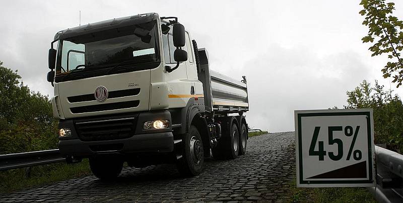 Tatra Phoenix – nový nákladní automobil kopřivnické automobilky. V těžkém terénu se cítí jako ryba ve vodě, nevadí mu přejezdy vodou, bahnem ani výjezdy příkrých kopců. 