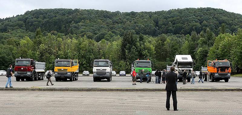 Tatra Phoenix – nový nákladní automobil kopřivnické automobilky. V těžkém terénu se cítí jako ryba ve vodě, nevadí mu přejezdy vodou, bahnem ani výjezdy příkrých kopců. 