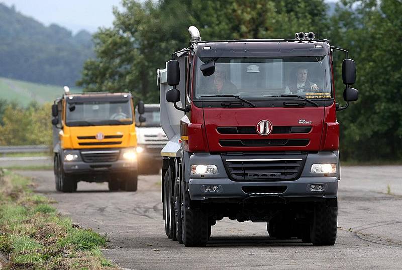 Tatra Phoenix – nový nákladní automobil kopřivnické automobilky. V těžkém terénu se cítí jako ryba ve vodě, nevadí mu přejezdy vodou, bahnem ani výjezdy příkrých kopců. 