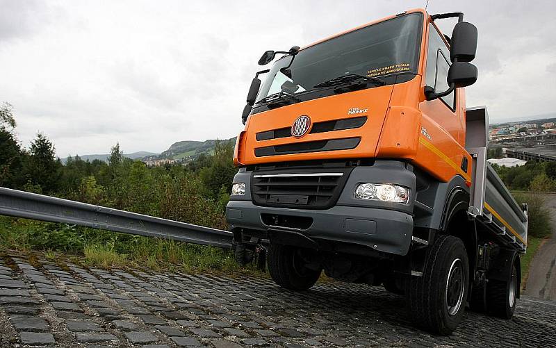 Tatra Phoenix – nový nákladní automobil kopřivnické automobilky. V těžkém terénu se cítí jako ryba ve vodě, nevadí mu přejezdy vodou, bahnem ani výjezdy příkrých kopců. 