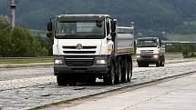 Tatra Phoenix – nový nákladní automobil kopřivnické automobilky. V těžkém terénu se cítí jako ryba ve vodě, nevadí mu přejezdy vodou, bahnem ani výjezdy příkrých kopců. 