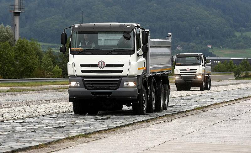 Tatra Phoenix – nový nákladní automobil kopřivnické automobilky. V těžkém terénu se cítí jako ryba ve vodě, nevadí mu přejezdy vodou, bahnem ani výjezdy příkrých kopců. 