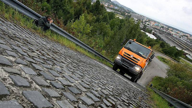 Tatra Phoenix – nový nákladní automobil kopřivnické automobilky. V těžkém terénu se cítí jako ryba ve vodě, nevadí mu přejezdy vodou, bahnem ani výjezdy příkrých kopců. 