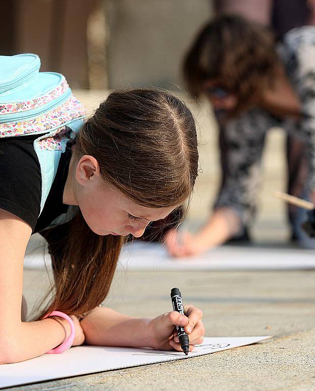 Čtvrteční happening před Novou radnicí: Lidé v Ostravě se poprvé vysmáli smogu.