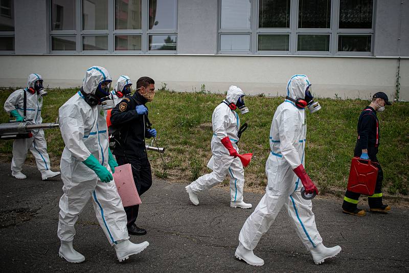 Hasiči dezinfikovali prostory ZŠ Generála Svobody, 23. května 2020 v Havířově. Jeden ze studentů deváté třídy měl pozitivní test na koronavirus (COVID-19). Jeho otec pracuje v Dole Darkov, kde se objevila hromadná nákaza.