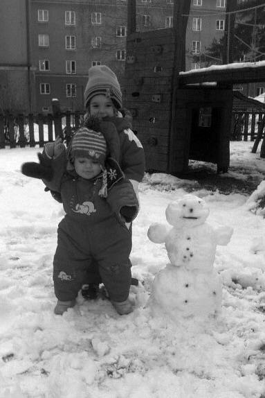 Tento sněhulák vykouzlil šťastné úsměvy na tváři Aničky i Barborky z Ostravy-Poruby.
