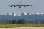 Návštěvníci letošních Dnů NATO opět po třech letech uvidí legendární americký bombardér B-52H Stratofortress. Ten do Ostravy přiletěl ve čtvrtek krátce před polednem.