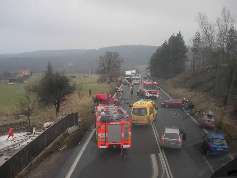 U Hrabyně havarovala tři auta, zasahoval i vrtulník