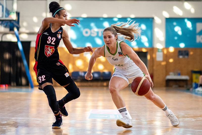 Utkání 12. kola Ženské basketbalové ligy: SBŠ Ostrava - Sokol Hradec Králové, 3. ledna 2021 v Ostravě. Pamela-Therese Effangová z Hradce Králové a Tereza Motyčáková z Ostravy.