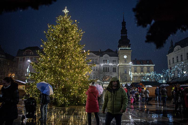 Rozsvícení vánočního stromu na Masarykově náměstí, 26. listopadu 2021 v Ostravě