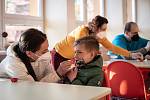 Žáci ZŠ Sekaniny provádějí antigenní testy, 12. dubna 2021 v Ostravě. Podmínkou pro účast na vyučování byl negativní test na přítomnost viru COVID-19. Rodiče pomáhají s testováním svých dětí.