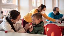 Žáci ZŠ Sekaniny provádějí antigenní testy, 12. dubna 2021 v Ostravě. Podmínkou pro účast na vyučování byl negativní test na přítomnost viru COVID-19. Rodiče pomáhají s testováním svých dětí.