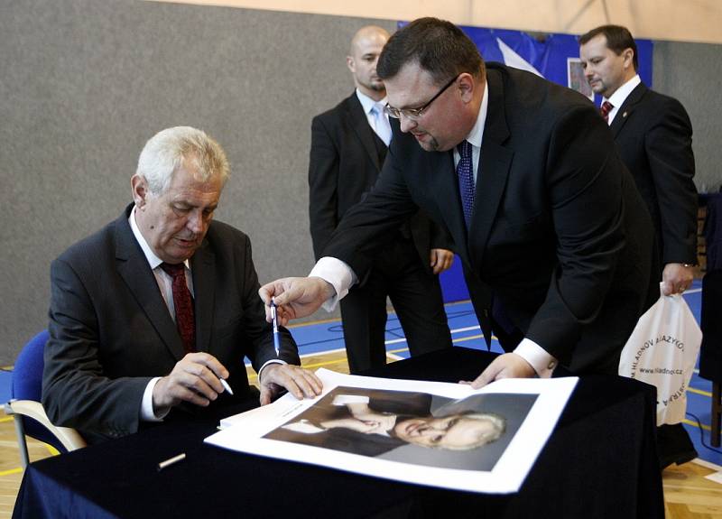 Prezident Miloš Zeman debatoval i se studenty gymnázia Hladnov.  