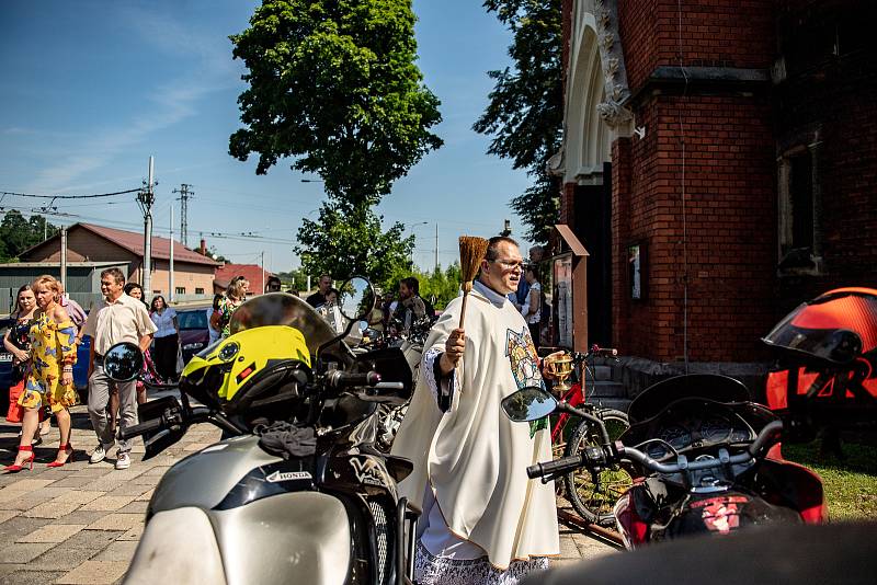 Svěcení dopravních prostředků u kostela svatého Františka a Viktora. 26.července 2020 v Ostravě-Hrušově.