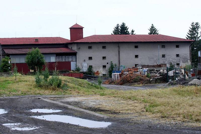 Zchátralý zámek v Polance nad Odrou, na kterým je vydán demoliční výměr, zatím stále stojí.