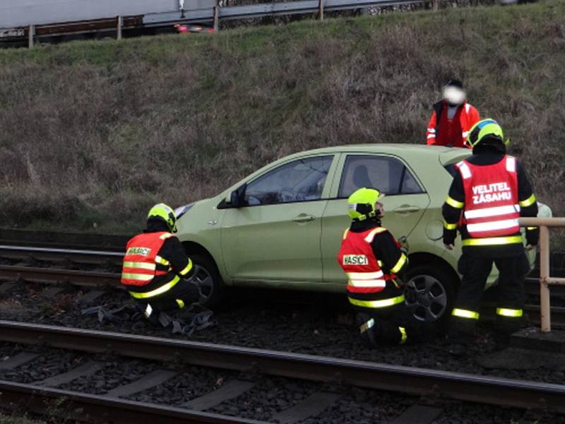 Vyproštění auta z tramvajového kolejiště. 