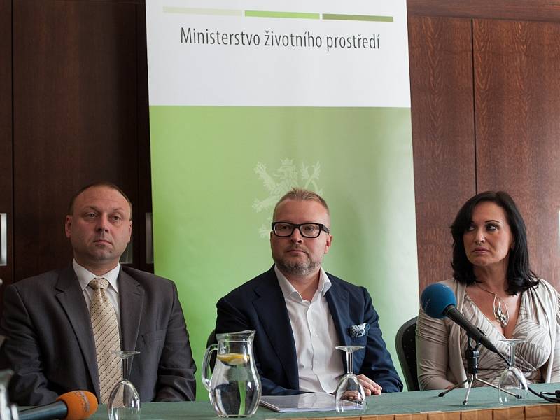 Ministr životního prostředí Tomáš Chalupa (uprostřed) tvrdí, že pokud bude plán opatření směřujících ke zlepšení ovzduší plněn, poklesne znečištění o třetinu.