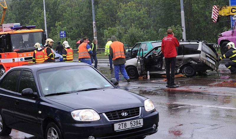 Dopravní komplikace způsobila nehoda, která se stala v úterý před polednem poblíž jedné z ostravských nejfrekventovanějších křižovatek u vodárny v Nové Vsi.