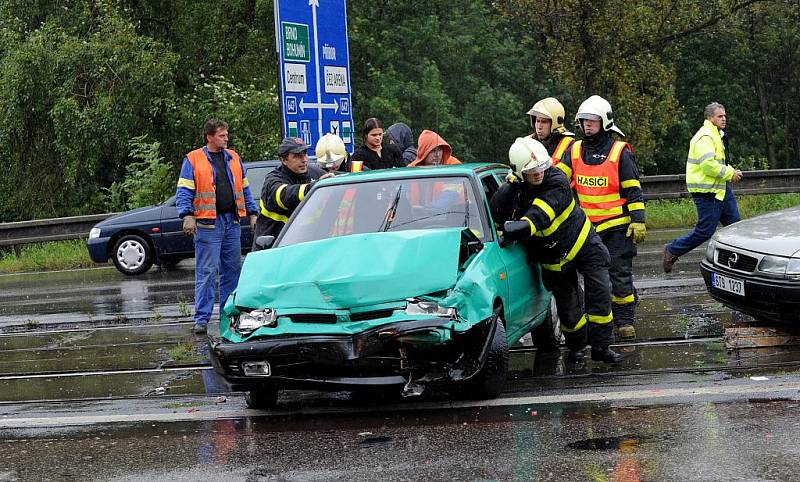 Dopravní komplikace způsobila nehoda, která se stala v úterý před polednem poblíž jedné z ostravských nejfrekventovanějších křižovatek u vodárny v Nové Vsi.