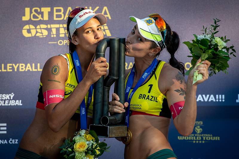 FIVB Světové série v plážovém volejbalu J&T Banka Ostrava Beach Open, 2. června 2019 v Ostravě. Finále žen, (1) Agatha Bednarczuk a (2) Eduarda Santos Lisboa.