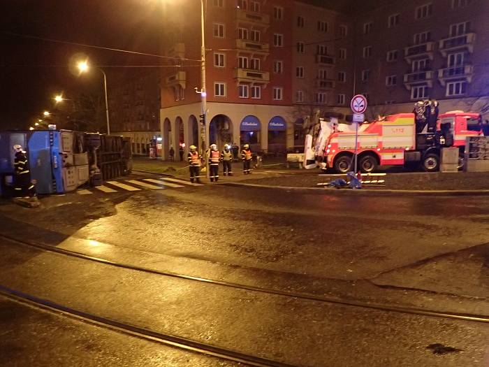 Zásah hasičů u nehody autobusu s kamionem v Ostravě-Porubě.