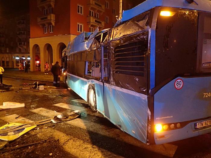 Zásah hasičů u nehody autobusu s kamionem v Ostravě-Porubě.