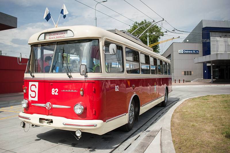 Ostravou projížděl historický trolejbus z minulého století.