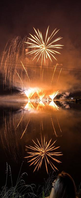 Třídenní festival ohňostrojů i s mezinárodní účastí je vrcholem celoročních oslav 760. výročí města Hlučína. Jako první se divákům představila německá firma Pyroprodukt, která svou show nazvala We Will Rock You.