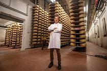Tradiční sklad sýrů společnosti Gran Moravia, 11. srpna 2021 v Bevadoro, Itálie. Majitel společnosti Roberto Brazzale.