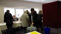 Ve volební místnosti v klubovně školní tělocvičny ve Městě Albrechticích to zatím vypadá, že přijde více voličů než v prvním kole. Foto: Petra Hanusová