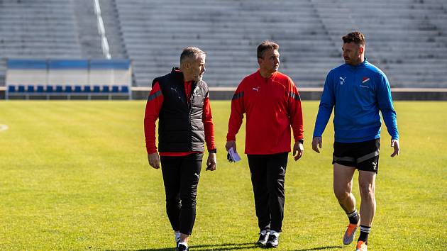 Jiří Neček (uprostřed) s hlavním trenérem Baníku Ostrava Pavlem Hapalem (vlevo) a kapitánem Janem Laštůvkou.