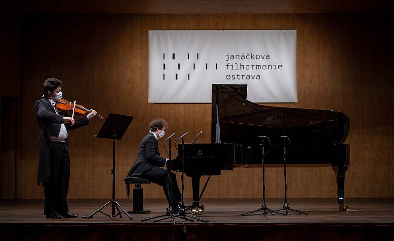 Violista Marek Šumník a klavírista Alexandr Starý při generální zkoušce před on-line koncertem Janáčkovy filharmonie Ostrava (JFO) v sále Domu kultury města Ostravy, 16. dubna 2020.