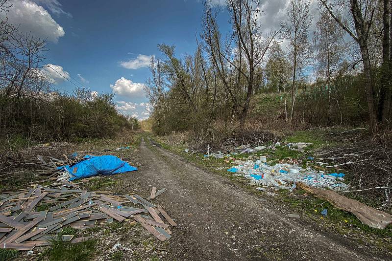 Nepořádek po vyklízení bezdomovecké kolonie poblíž Bohumínské ulice, 28. dubna 2022 v Ostravě.