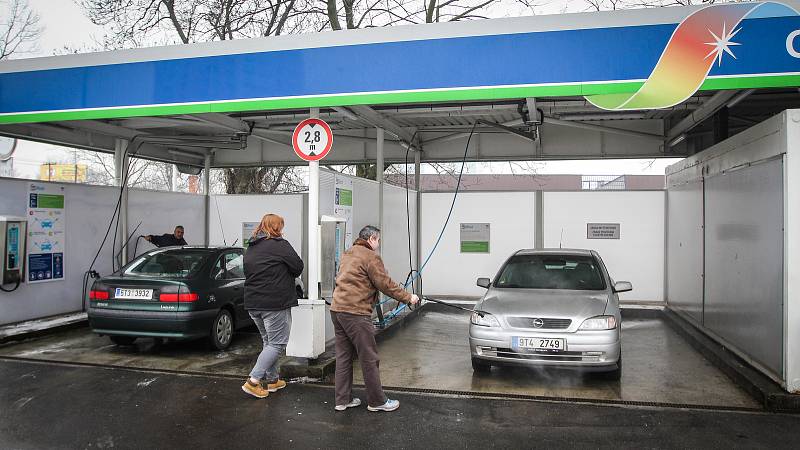 Automyčka. Řidiči využili teplejšího počasí k umytí svého auta po dlouhých mrazech od soli.