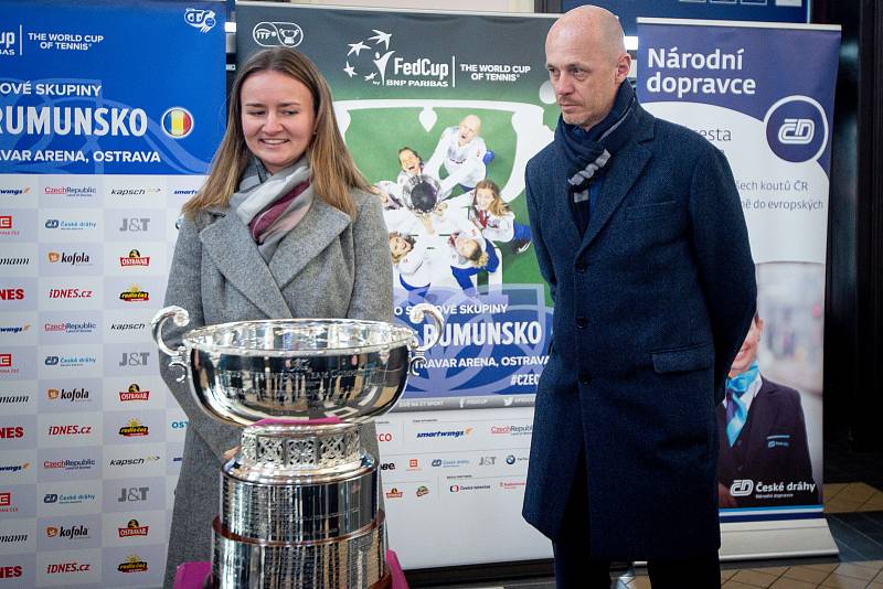 Český fedcupový tým se postupně sjíždí do Ostravy. Briefing s novináři z 4. února 2019 ve Svinově, na snímku (zleva) Barbora Krejčíková a Petr Pála s pohárem, který fedcupový tým vyhrál v loňském roce.