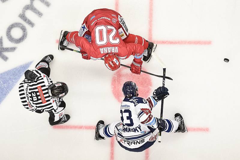 Utkání 7. kola hokejové extraligy: HC Vítkovice Ridera - HC Oceláři Třinec, 3. října 2019 v Ostravě. Na snímku (zhora) Petr Vrána a Šimon Stránský.