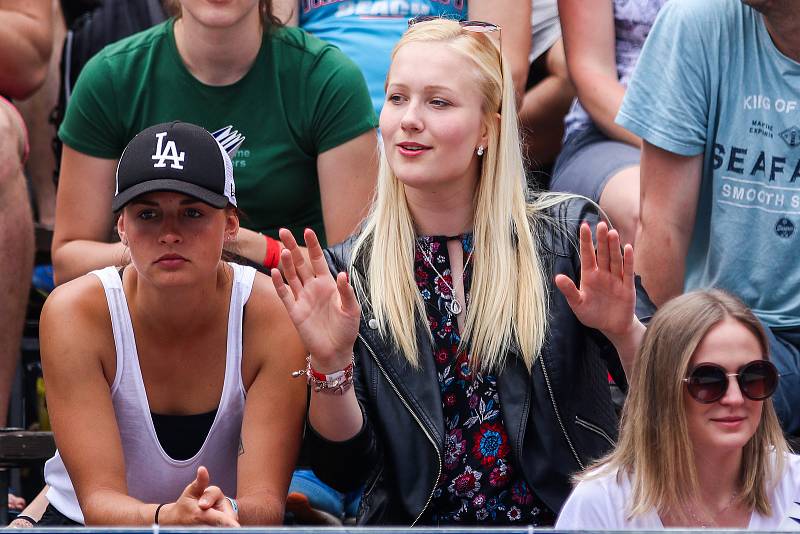 FIVB Světové série v plážovém volejbalu J&T Banka Ostrava Beach Open, 1. června 2019 v Ostravě. Na snímku (vlevo) Klára Faltínová, (uprostřed) Michaela Nečasová (TJ Ostrava).