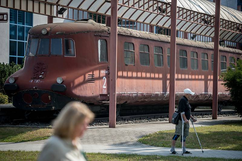 Motorový vůz řady M 290.0 (výrobní typové označení Tatra 68), označované podle spoje, na němž jezdily, - „Slovenská strela“ před Technické muzeum Tatra Kopřivnice, 29. srpna 2018 v Kopřivnici.