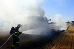 Zásah hasičů u požár kombajnu na poli ve Staré Bělé.