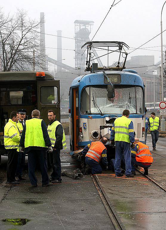 Nehoda tramvaje s nákladním autem mezi tramvajovými zastávkami Důl Hlubina a Doktora Malého v Ostravě. Nehoda se stala kolem půl šesté ráno.