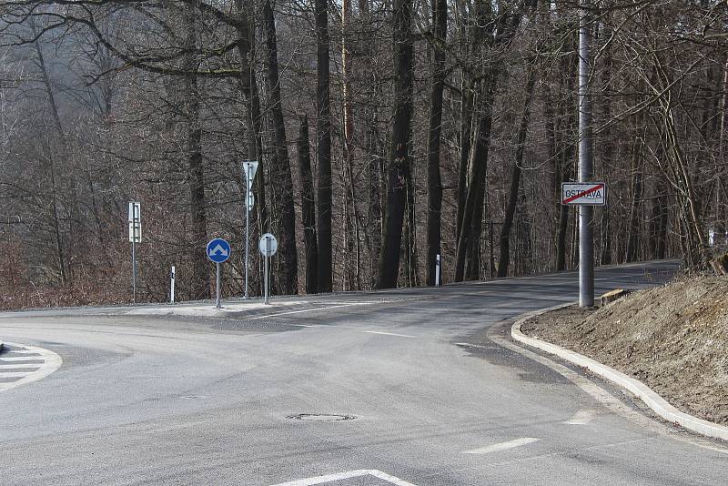 Nový kruhový objezd a autobusové zastávky s přestupem na tramvaj na začátku krásnopolského "apendixu"