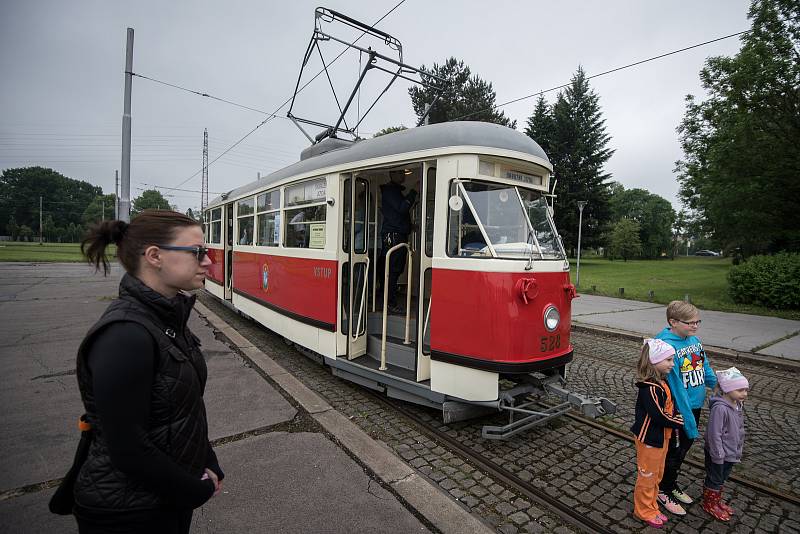 Snímek z archivu Deníku k DPO. Projížďky historickými vozidly. Ilustrační foto.