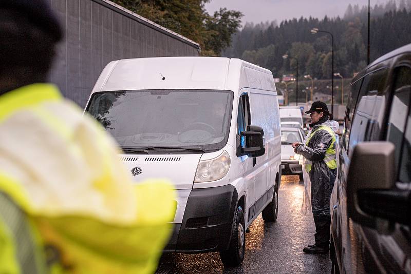 Česká policie zahájila kontroly na česko-slovenské hranici kvůli vysokému počtu uprchlíků, kteří přes ČR přecházejí do Německa a Rakouska, 29. září 2022, Mosty u Jablunkova.