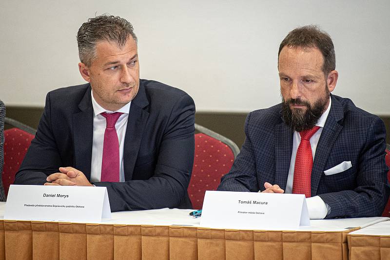 Zleva Tomáš Macura, primátor Ostravy, a Daniel Morys, šéf Dopravního podniku Ostrava.