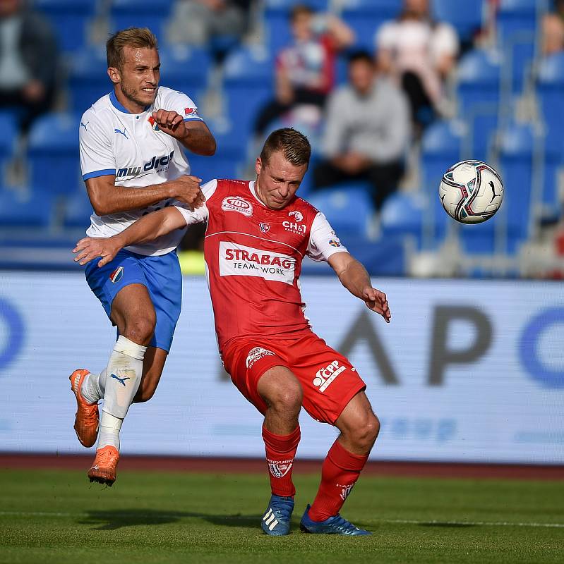 Utkání 4. kola první fotbalové ligy: FC Baník Ostrava - FK Pardubice, 19. září 2020 v Ostravě. (zleva) Nemanja Kuzmanovič z Ostravy a Jan Prosek z Pardubice.